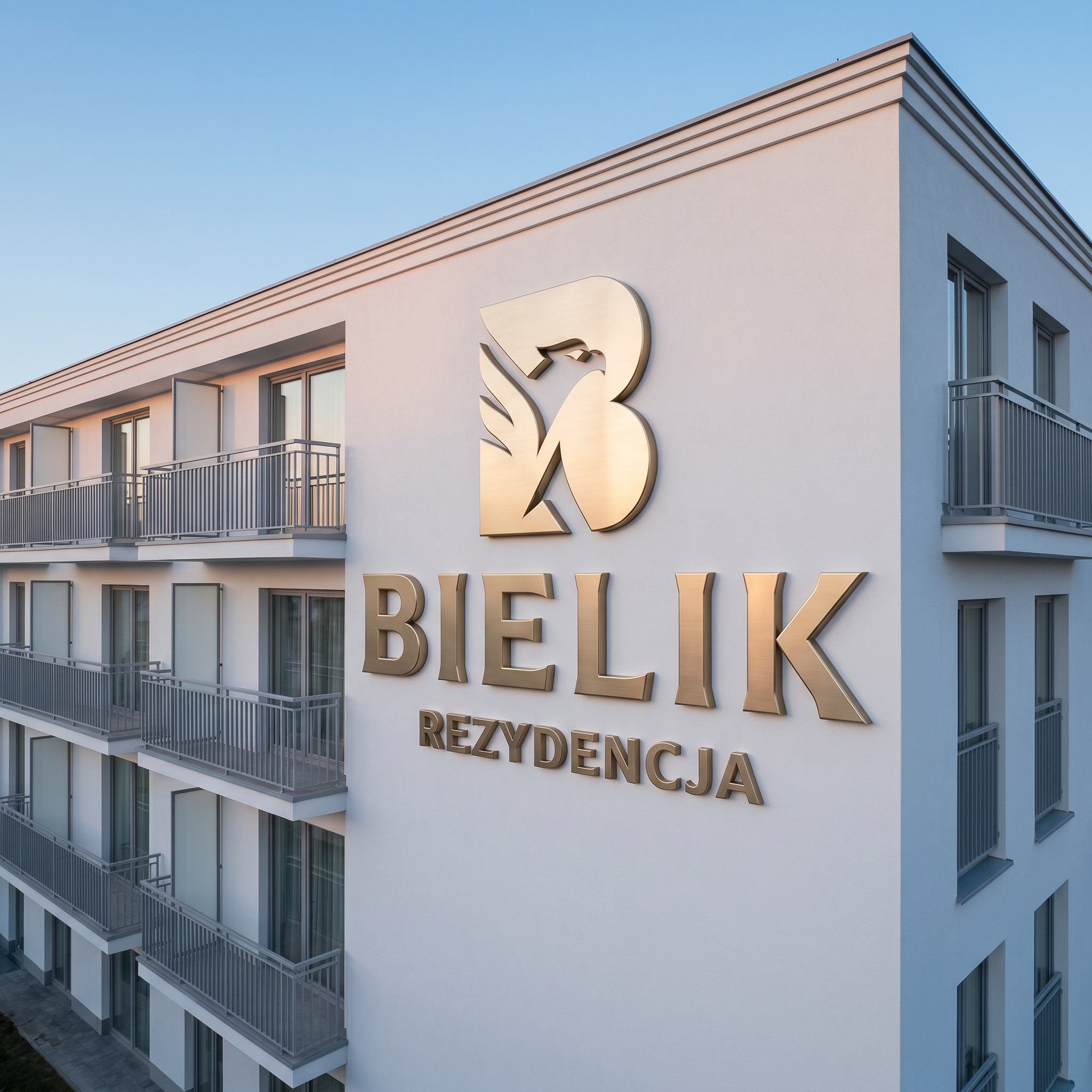 Monogram Bielik na fasadzie nadmorskiej rezydencji