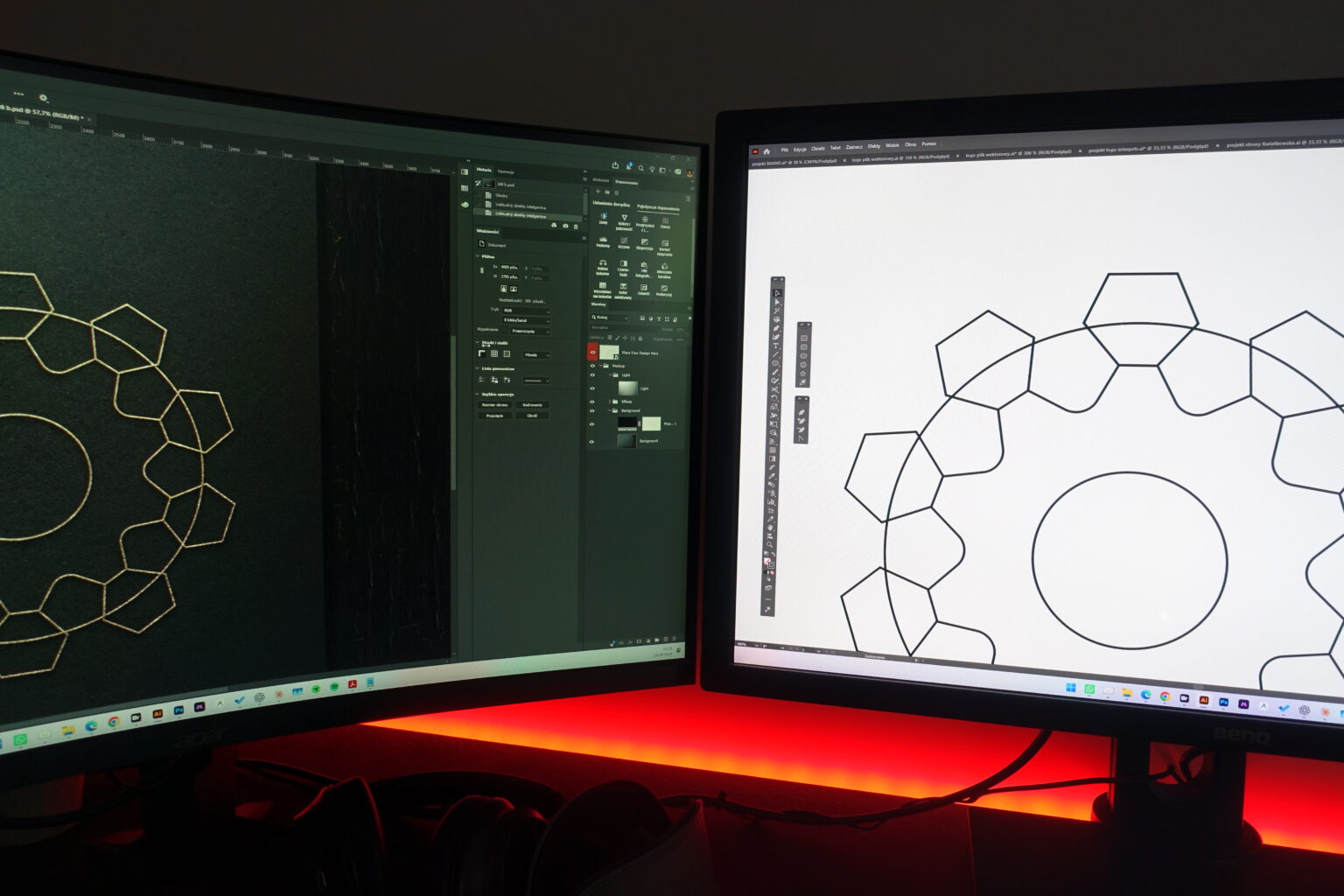 Projekt logo w Adobe Illustrator i Photoshop na dwóch monitorach