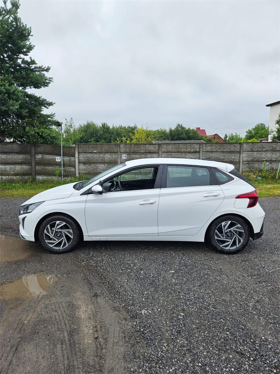 Biały Hyundai i20 Szkoły Jazdy Łatwo przed opracowaniem projektu oklejenia