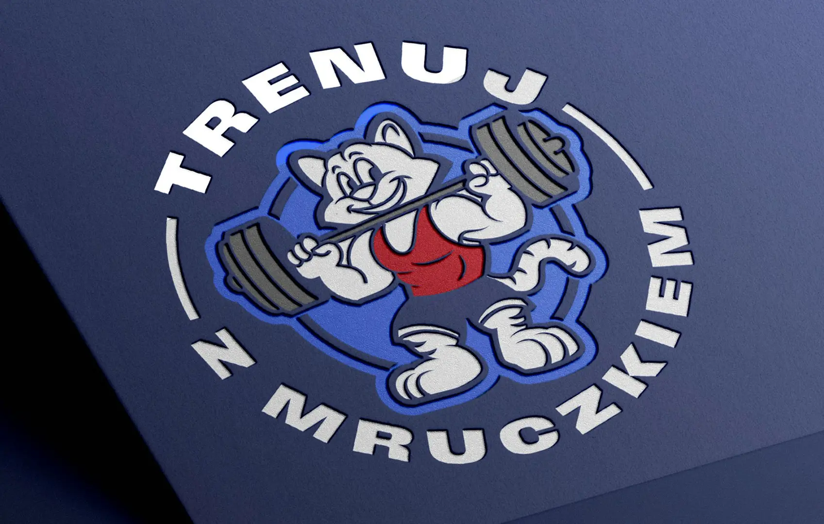 Logo Trenuj z Mruczkiem na granatowym papierze, realizacja Skubi Art