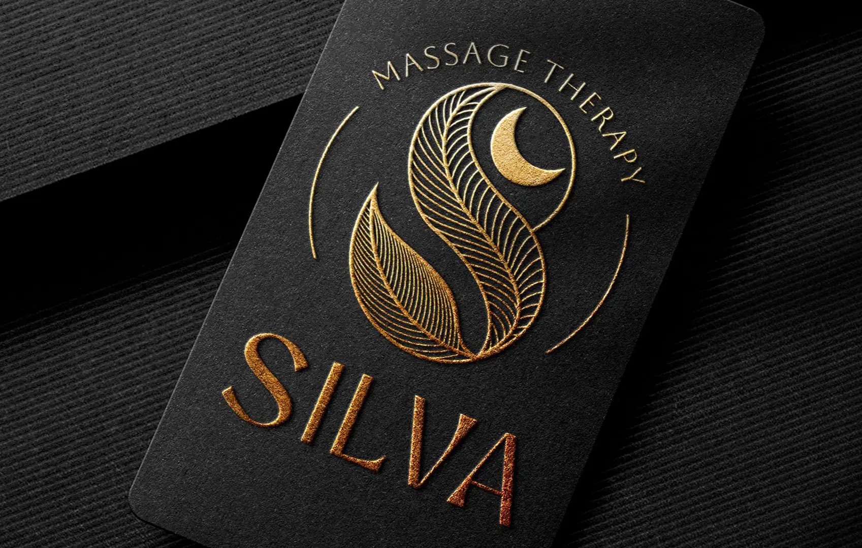 Logo Silva Massage Therapy ze złoceniem na czarnej wizytówce, realizacja Skubi Art