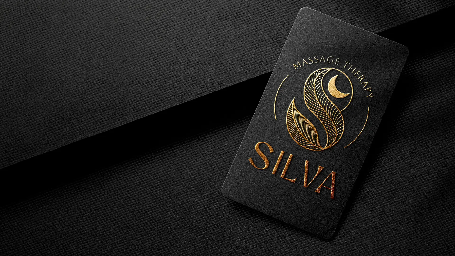 Logo Silva Massage Therapy — złocone tłoczenie na czarnej wizytówce, realizacja Skubi Art