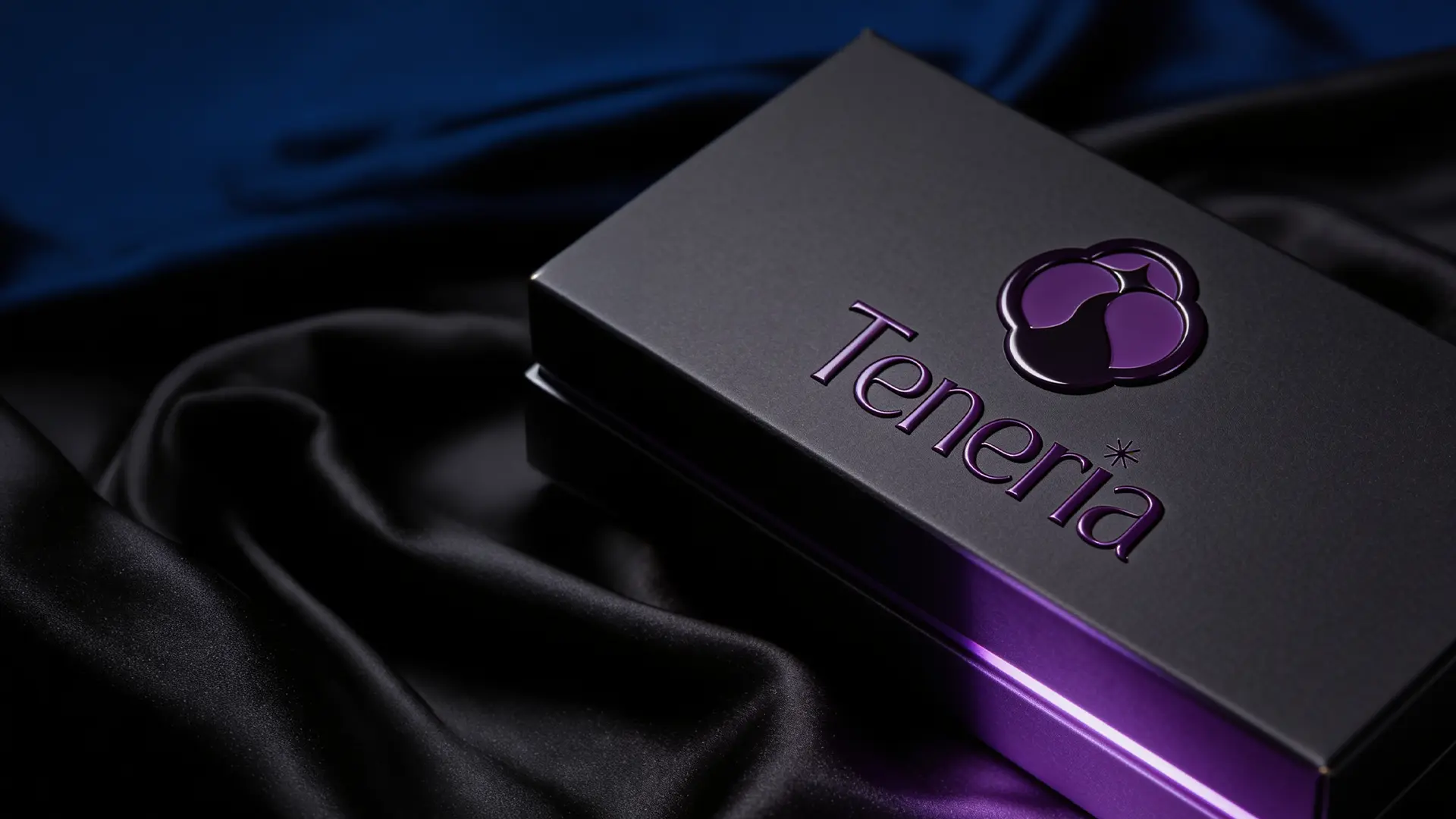 Logo Teneria — fioletowe tłoczenie na czarnym pudełku, realizacja Skubi Art