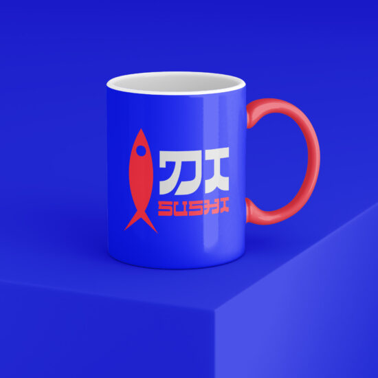 Projekt logo DI SUSHI z motywem ryby na niebieskim kubku