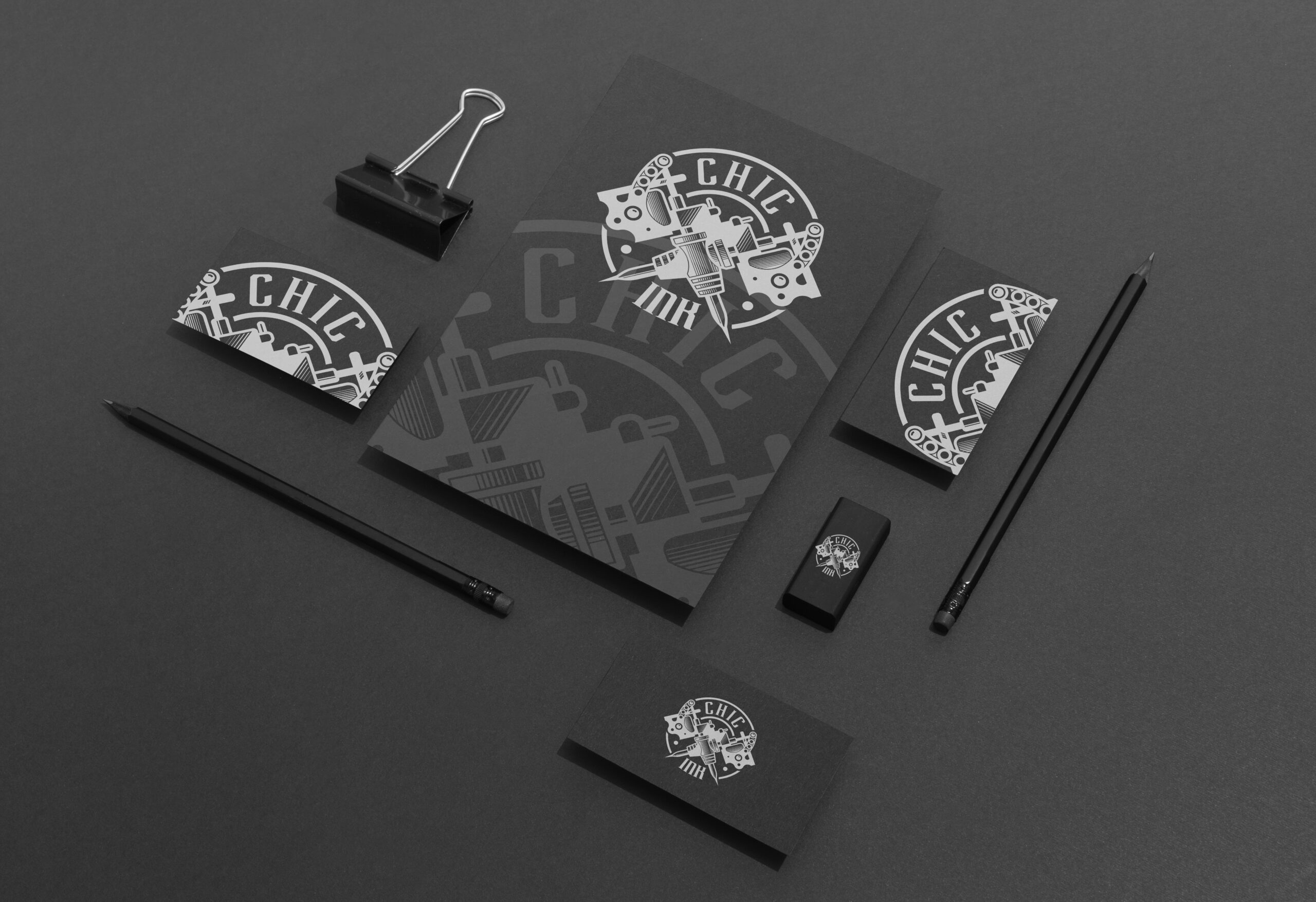 Wizualizacja logo CHIC INK na materiałach firmowych